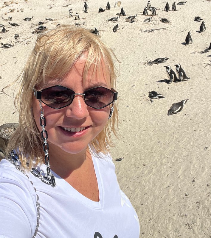 Елена, основательница CareTrip, в путешествии на пляже с пингвинами